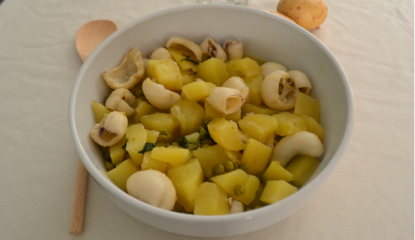 Trascorso il tempo di cottura le vostre seppie con patate e piselli sono pronte da servire in tavola ancora belle calde.