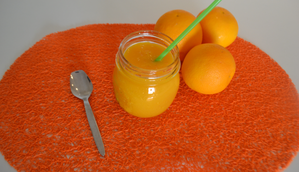 Travasate in un bel vasetto e il vostro smoothie arancia mango e zenzero è pronto da servire!