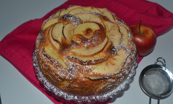 Dopo aver cotto per 35 minuti in forno statico a 180 gradi, ecco pronta la vostra meravigliosa torta di mele soffice.