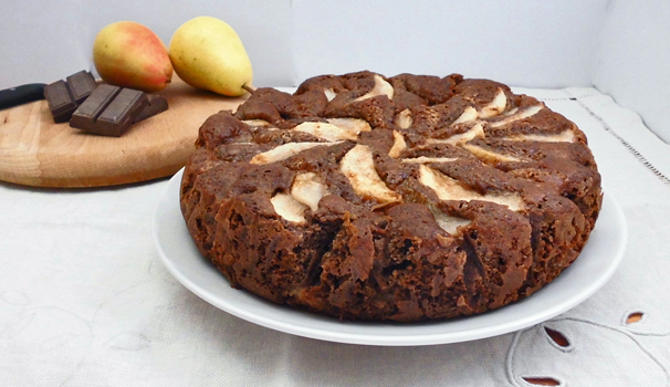 Una volta raffreddata, eliminate la carta forno e servite la vostra deliziosa torta di pere e cioccolato con bimby.