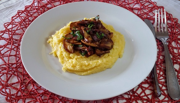 Ed ecco pronta una gustosa polenta con i funghi porcini.