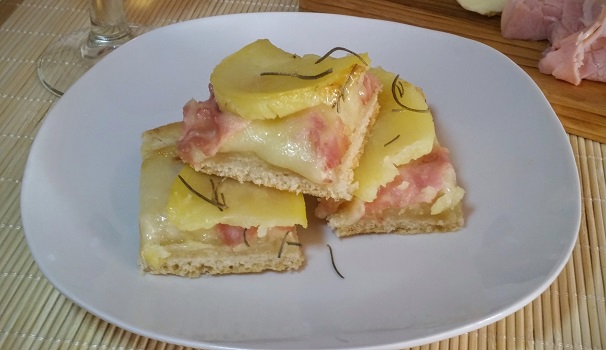 Ed ecco la focaccia con patate, prosciutto e rosmarino pronta da gustare.