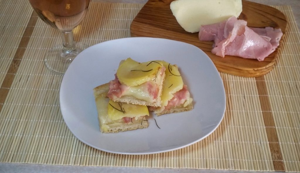 Focaccia con patate, prosciutto e rosmarino