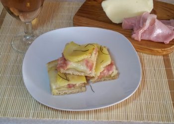 Focaccia con patate, prosciutto e rosmarino