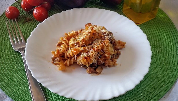 Trascorso il tempo di riposo, ecco che potrete assaporare la vostra deliziosa pasta al forno con ragù di maiale e melanzane.