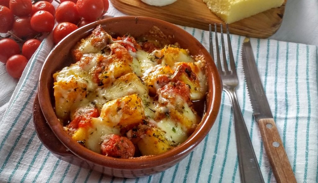 Impiattamento finale: gnocchi di polenta con pomodoro e mozzarella