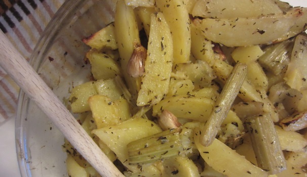 Ed ecco questi squisiti cardi con patate pronti per essere gustati.