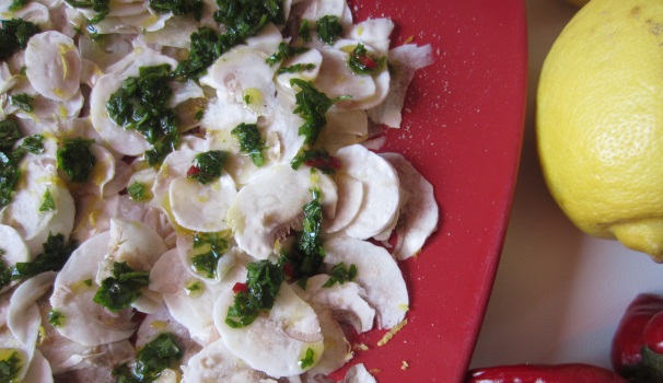 Ed ecco pronto questo gustoso carpaccio di funghi champignon.