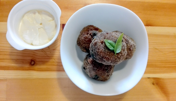 Le polpette di carne e di melanzane sono pronte per essere portate in tavola.