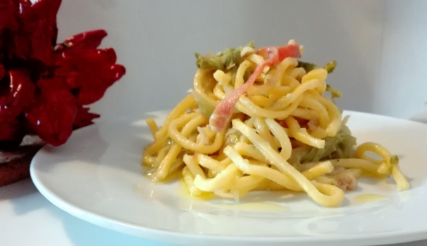 La pasta con verza e speck è pronta per essere servita ai vostri ospiti.