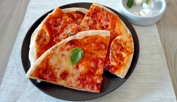 La pizza Margherita è pronta per essere gustata.