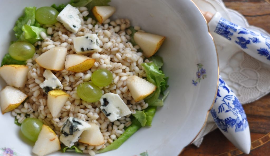 Insalata tiepida di orzo, pere e Roquefort