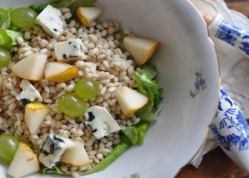 Insalata tiepida di orzo, pere e Roquefort