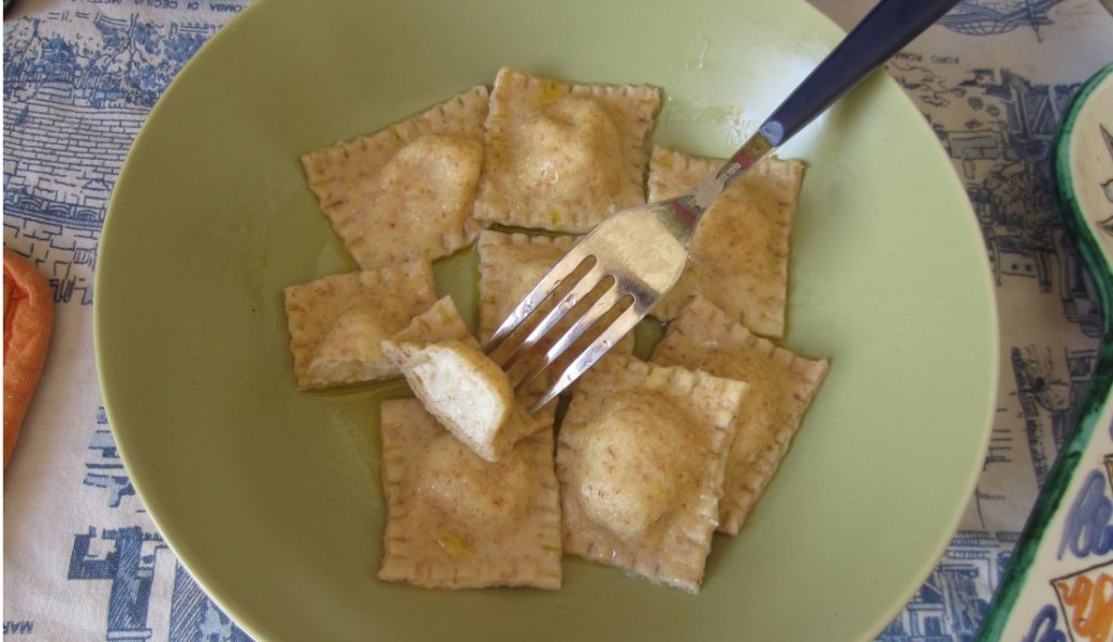 Ravioli con cuore di formaggio liquido squisiti