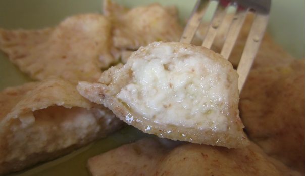 Ed ecco i ravioli con cuore morbido di formaggio pronti per essere gustati.