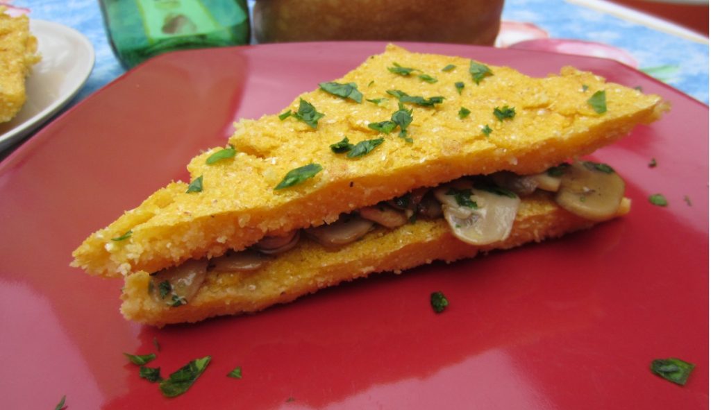 Sandwich di polenta con funghi