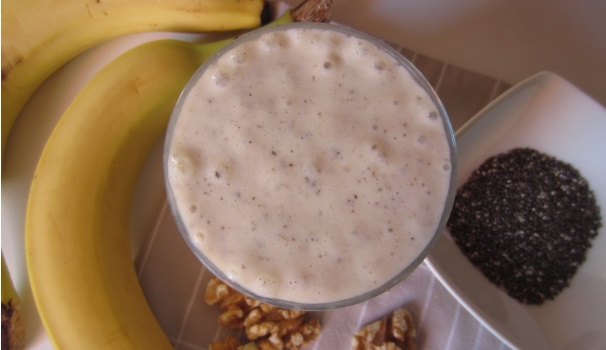 Ed ecco pronto questo delizioso smoothie di banana con semi di chia: vi darà la giusta carica senza appesantirvi.