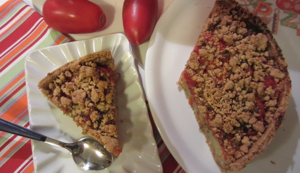 Ed ecco pronta una fetta profumata e croccante della nostra deliziosa tomato pie.