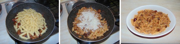 Versate la pasta nella padella con il sugo ed amalgamate bene tutti gli ingredienti, poi unite i due terzi del parmigiano grattugiato e mescolate nuovamente il tutto. Ungete leggermente una teglia e ricoprite il suo fondo con metà della pasta preparata.