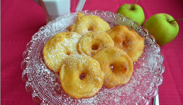 Dopo una spolverata di zucchero a velo, ecco pronte le frittelle di mele.