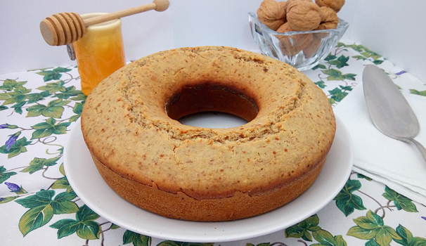 Una volta raffreddata servite la torta noci e miele per una colazione o merenda dal sapore tipicamente autunnale.