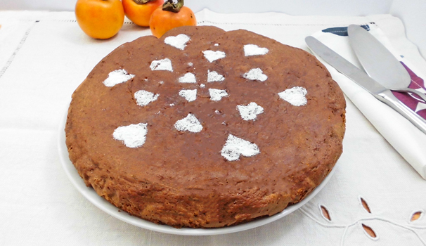 Una volta raffreddata servite la torta cachi e cacao con bimby con una spolverata di zucchero a velo.