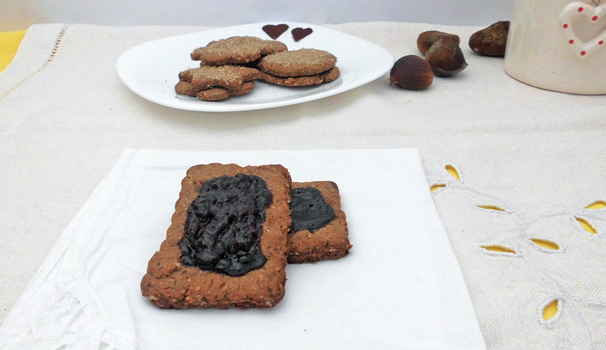 Una volta raffreddati, servite i vostri biscotti senza glutine con confettura per una sana e originale merenda o colazione.