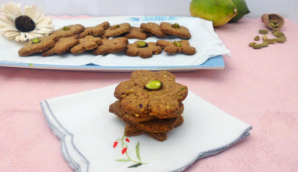 Una volta raffreddati, servite i biscotti con pistacchi e cardamomo accompagnati, eventualmente, da una bella tisana speziata.