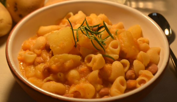 Dopo aver aggiunto un pizzico di rosmarino la vostra pasta e fagioli con patate è pronta da portare in tavola.