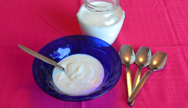 Trascorso il tempo lasciate riposare 1 ora lo yogurt nel frigorifero e poi potrete finalmente gustare il vostro yogurt fatto in casa con la yogurtiera!