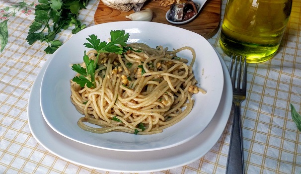 Ecco caldi e fumanti gli spaghetti con bagna cauda e noci.