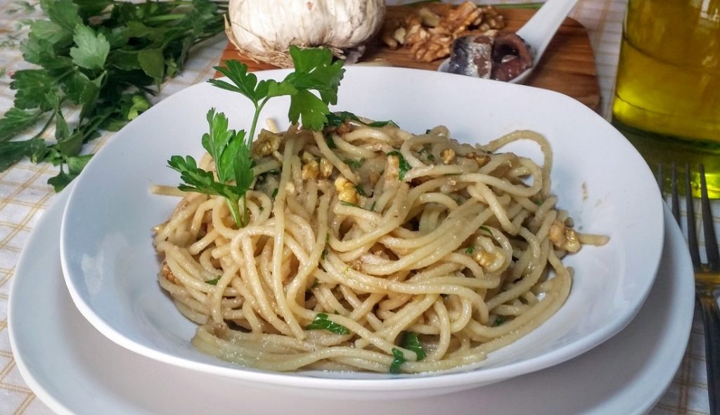 spaghetti con bagna cauda e noci