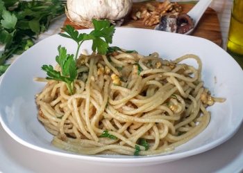 spaghetti con bagna cauda e noci