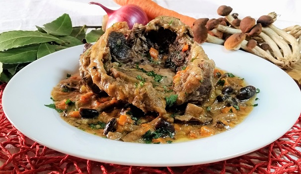 Ecco caldo e fumante l’ossobuco al vino con funghi.