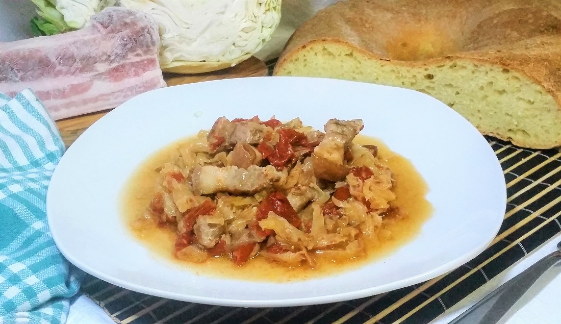 Lo stufato di cavolo cappuccio con pancetta è pronto da servire e gustare.