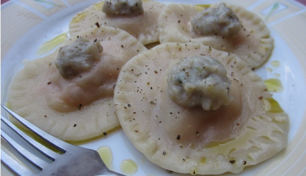 Agnolotti con zucca e crema di topinambur e formaggio