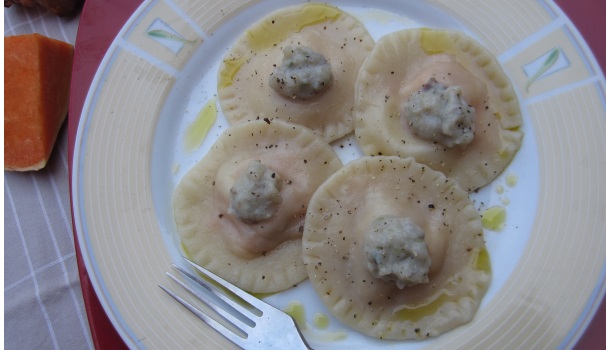 Gli agnolotti con zucca e crema di topinambur sono pronti per essere serviti.