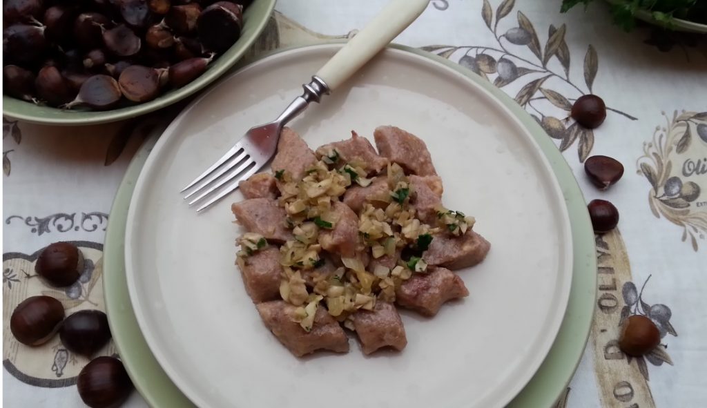 Gnocchi di castagne con ragù di funghi champignon