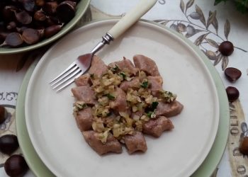 Gnocchi di castagne con ragù di funghi champignon