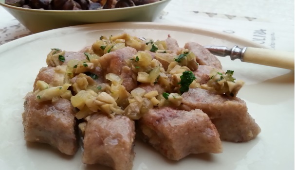 Gli gnocchi di castagne con ragù di funghi sono un ottimo piatto per sorprendere i vostri ospiti.