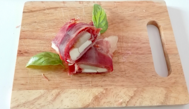 Ed ecco gli involtini di prosciutto crudo e scamorza pronti da servire!