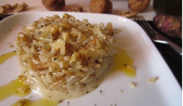 Il risotto con topinambur, gorgonzola e noci è pronto per essere gustato.