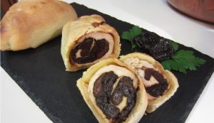 Rollè di tacchino in crosta di pasta brisè con prugne secche e liquore Rollè di tacchino in crosta di pasta brisè con prugne secche e liquore