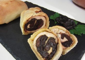 Rollè di tacchino in crosta di pasta brisè con prugne secche e liquore