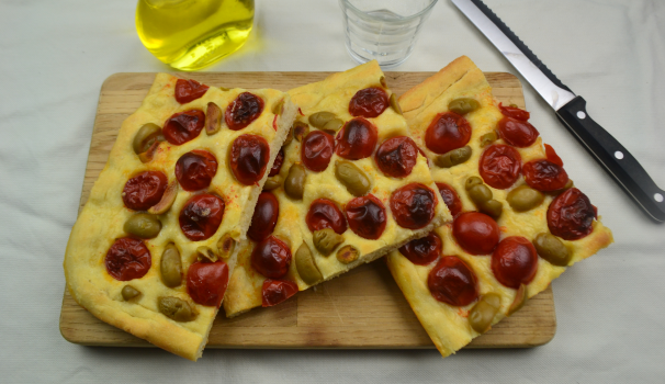 Dopo la cottura, lasciate intiepidire e poi potrete gustare la vostra focaccia barese.