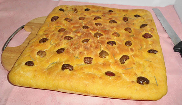 Una volta sfornata, servite la focaccia di zucca con bimby.