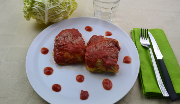 Dopo la cottura in forno i vostri involtini di verza ripieni di riso e salsiccia sono pronti da portare in tavola.