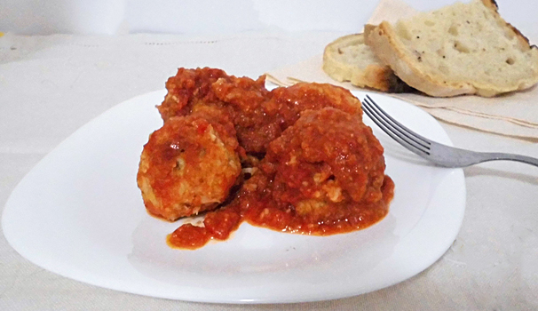 Servite le vostre polpette di cavolfiore al sugo per un secondo leggero e vegetariano, ma anche come cena accompagnata da un’insalata e qualche fetta di pane.