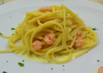 spaghetti curry e gamberetti