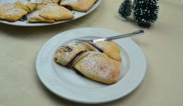 Dopo aver fatto lievitare ancora 30 minuti ed aver cotto per 25 minuti in forno statico a 180 gradi, ecco pronta la vostra stella di pan brioche alla nutella.